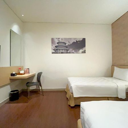 Hotel 88 Embong Malang Tunjungan Surabaya By Wh - Breakfast With The Best View On The Highest Floor And Strategic Location In The City Center Buitenkant foto