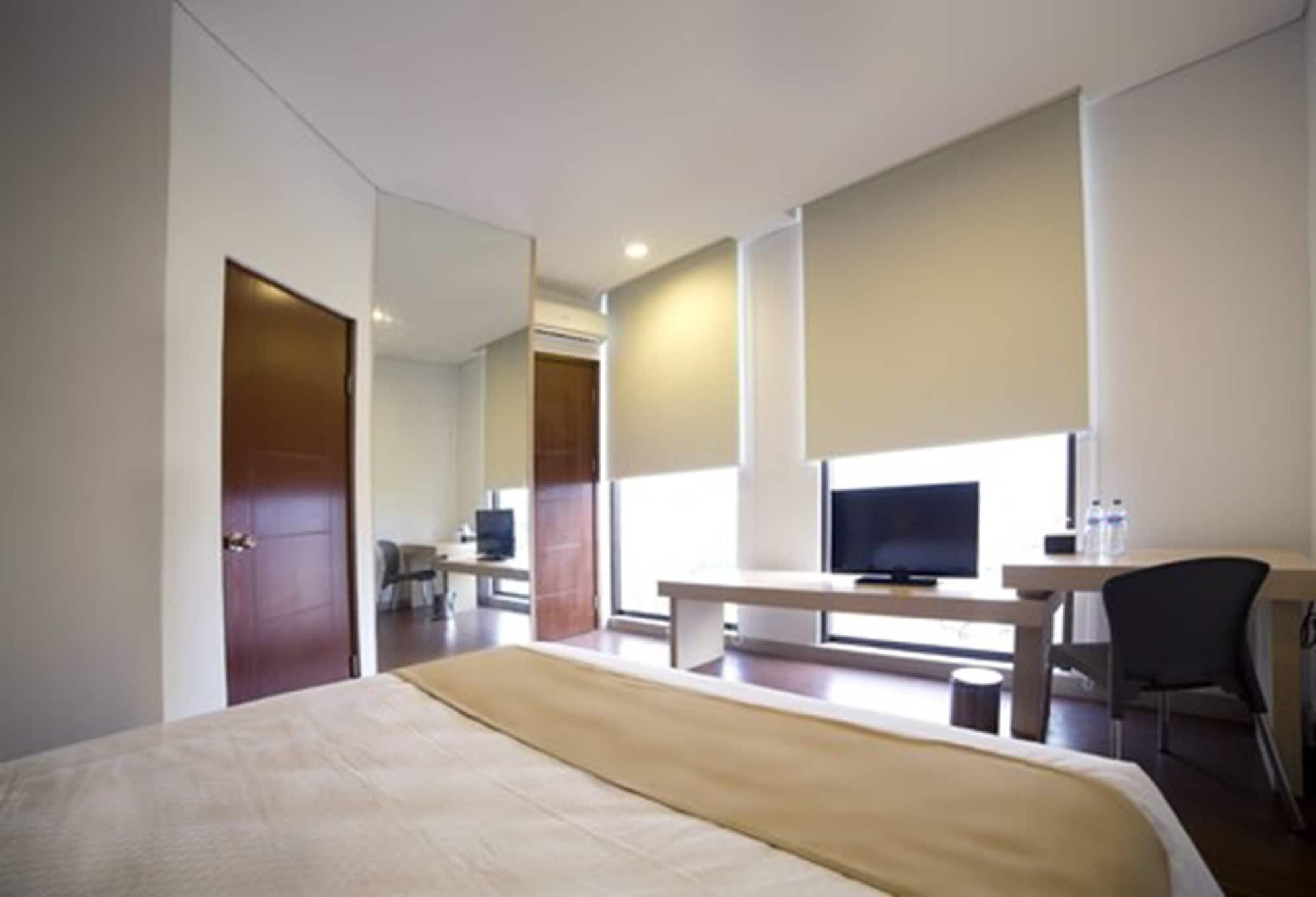 Hotel 88 Embong Malang Tunjungan Surabaya By Wh - Breakfast With The Best View On The Highest Floor And Strategic Location In The City Center Buitenkant foto