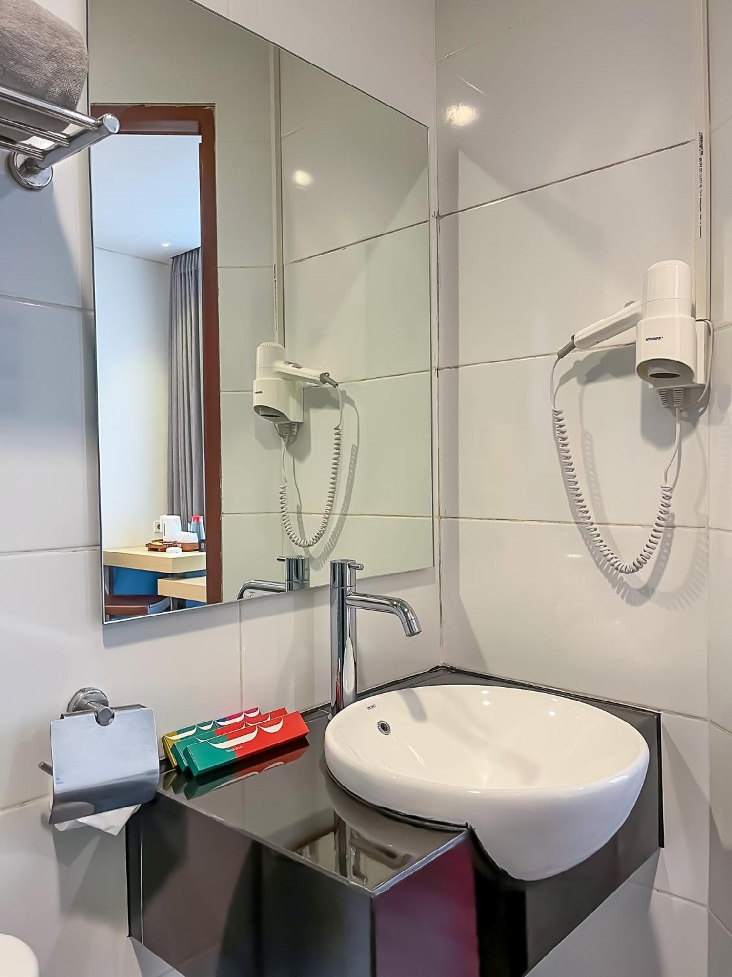 Hotel 88 Embong Malang Tunjungan Surabaya By Wh - Breakfast With The Best View On The Highest Floor And Strategic Location In The City Center Buitenkant foto