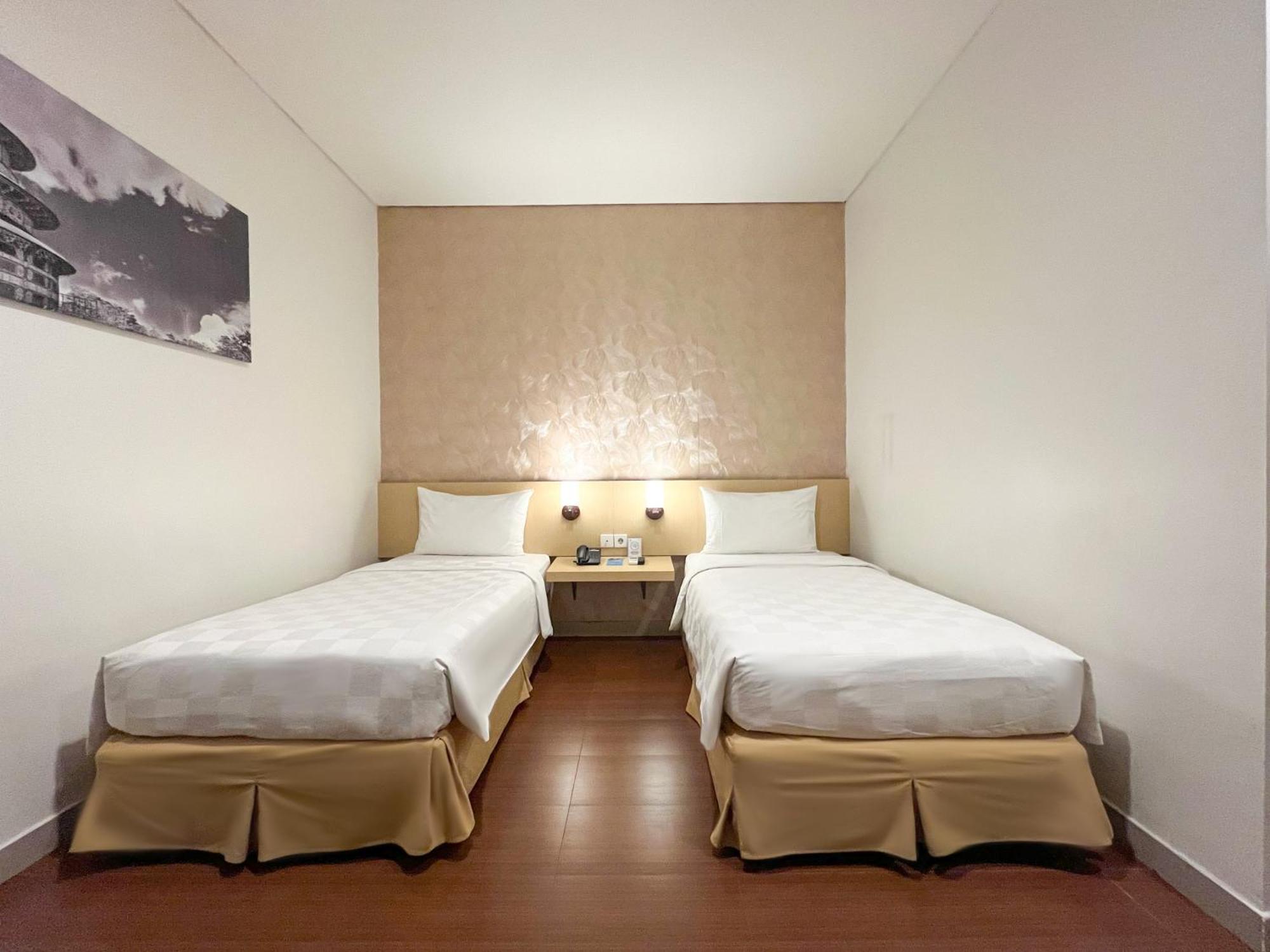 Hotel 88 Embong Malang Tunjungan Surabaya By Wh - Breakfast With The Best View On The Highest Floor And Strategic Location In The City Center Buitenkant foto