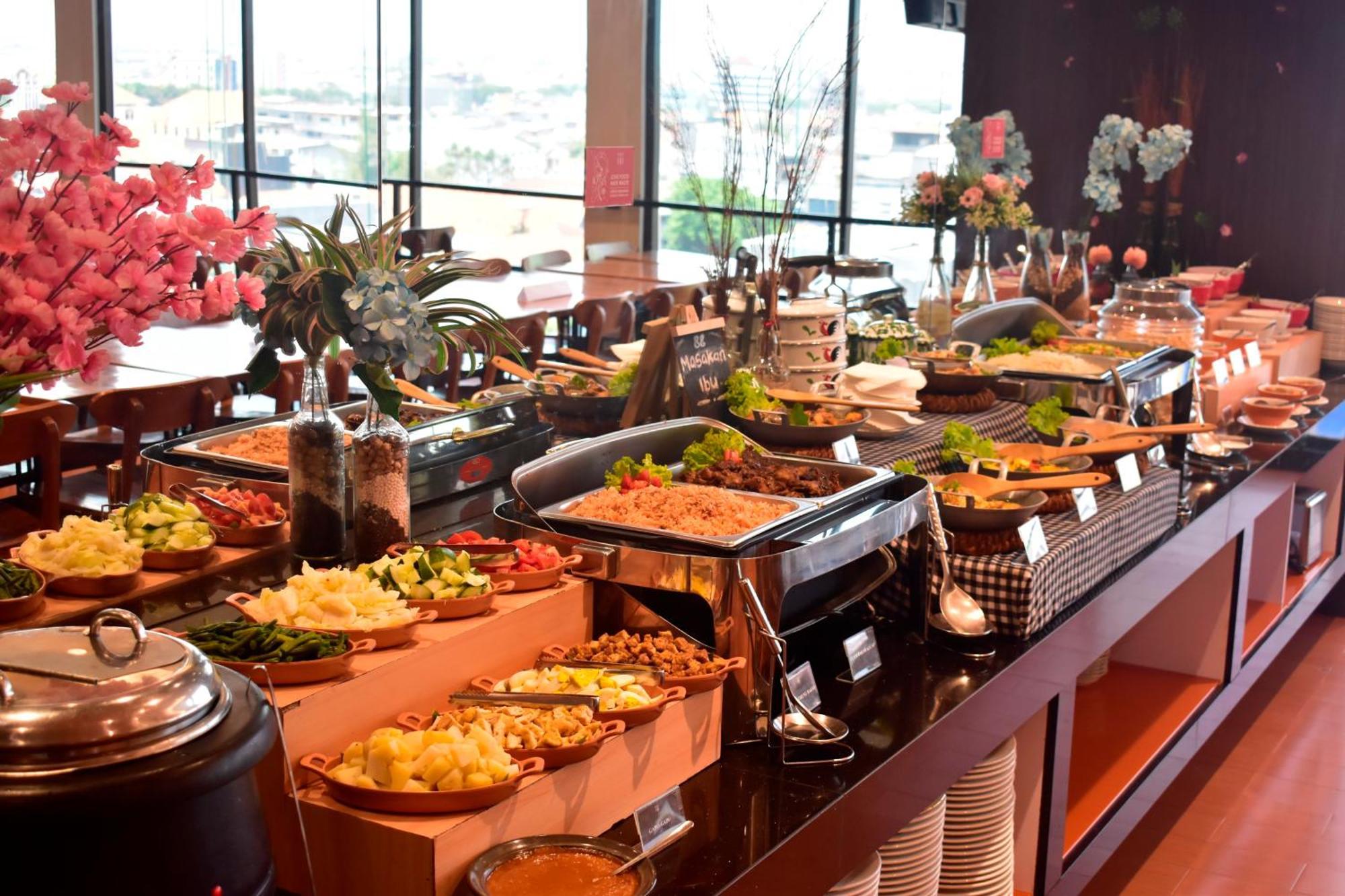 Hotel 88 Embong Malang Tunjungan Surabaya By Wh - Breakfast With The Best View On The Highest Floor And Strategic Location In The City Center Buitenkant foto