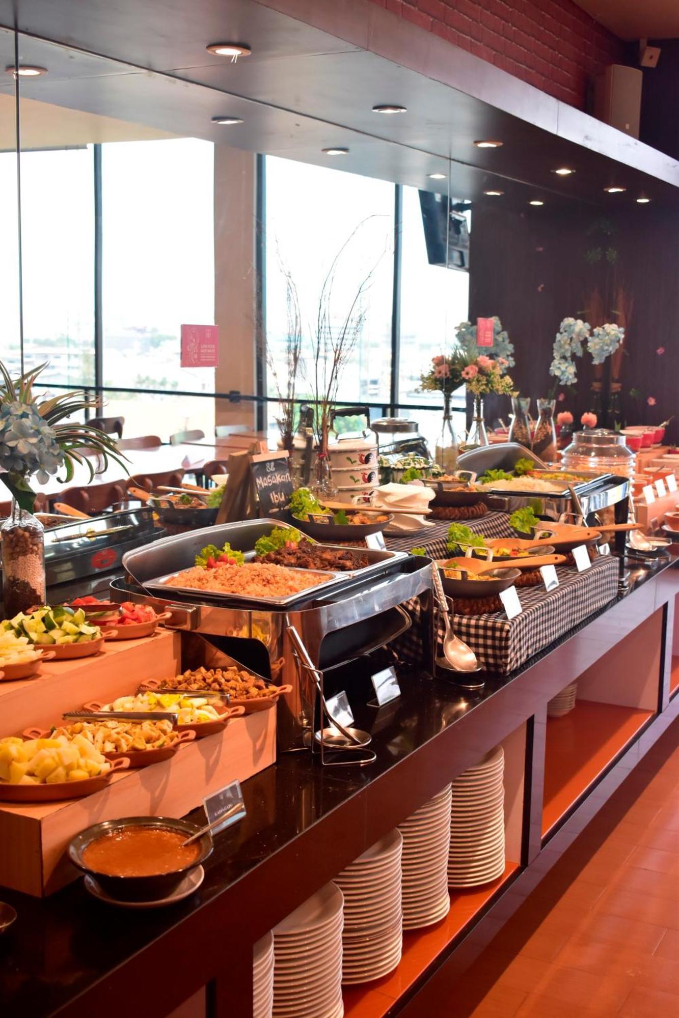 Hotel 88 Embong Malang Tunjungan Surabaya By Wh - Breakfast With The Best View On The Highest Floor And Strategic Location In The City Center Buitenkant foto