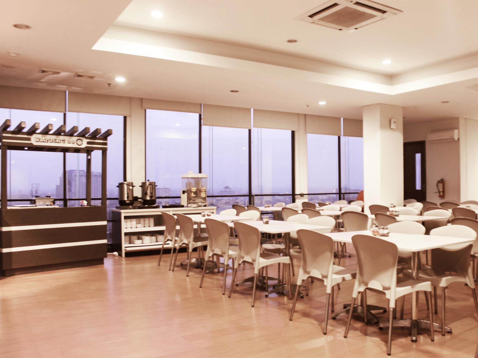 Hotel 88 Embong Malang Tunjungan Surabaya By Wh - Breakfast With The Best View On The Highest Floor And Strategic Location In The City Center Buitenkant foto