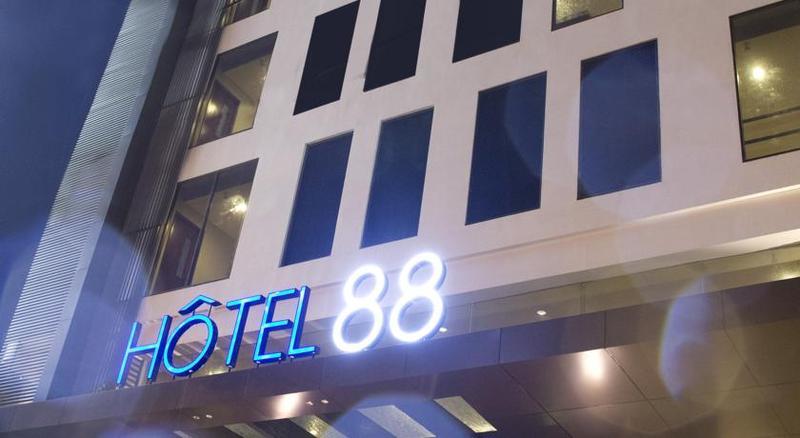 Hotel 88 Embong Malang Tunjungan Surabaya By Wh - Breakfast With The Best View On The Highest Floor And Strategic Location In The City Center Buitenkant foto