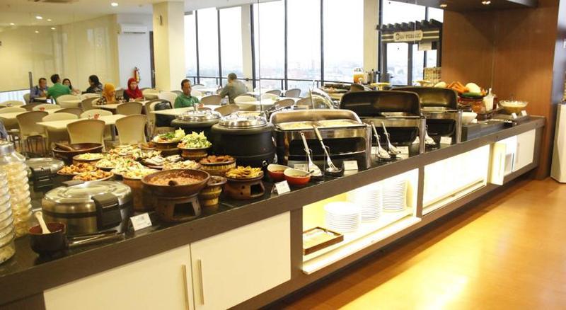 Hotel 88 Embong Malang Tunjungan Surabaya By Wh - Breakfast With The Best View On The Highest Floor And Strategic Location In The City Center Buitenkant foto