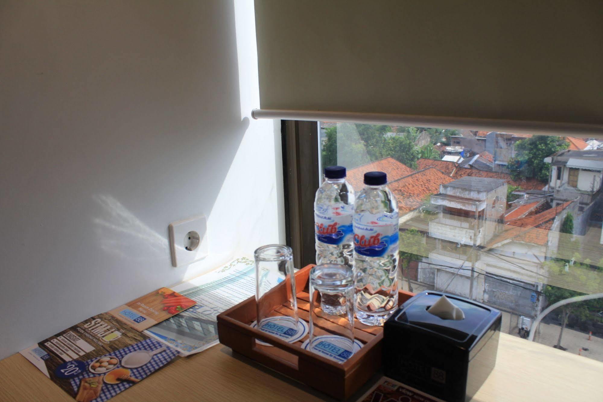 Hotel 88 Embong Malang Tunjungan Surabaya By Wh - Breakfast With The Best View On The Highest Floor And Strategic Location In The City Center Buitenkant foto