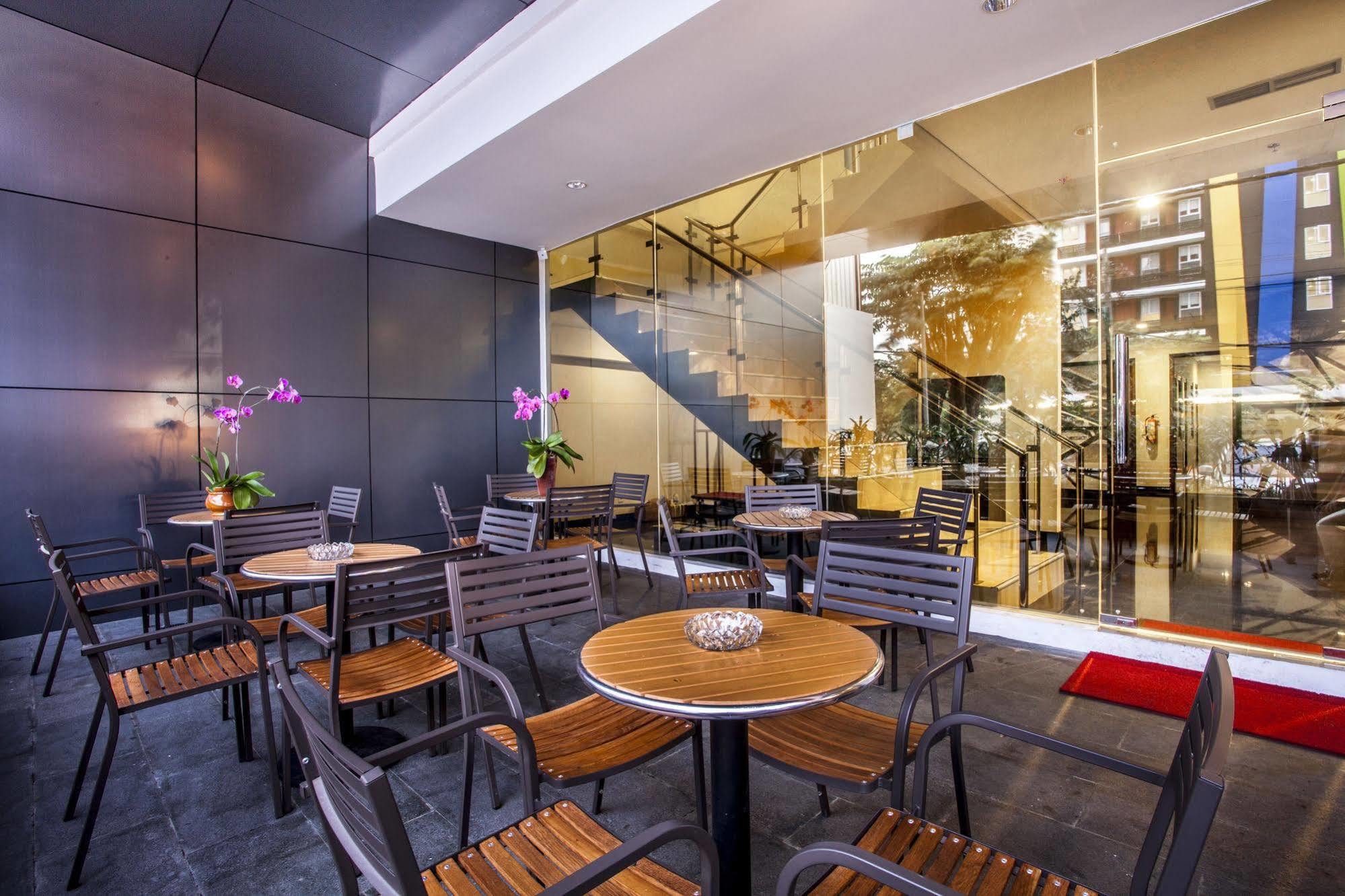 Hotel 88 Embong Malang Tunjungan Surabaya By Wh - Breakfast With The Best View On The Highest Floor And Strategic Location In The City Center Buitenkant foto