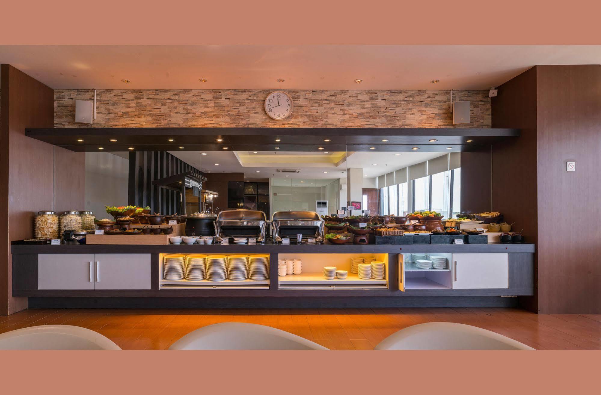 Hotel 88 Embong Malang Tunjungan Surabaya By Wh - Breakfast With The Best View On The Highest Floor And Strategic Location In The City Center Buitenkant foto