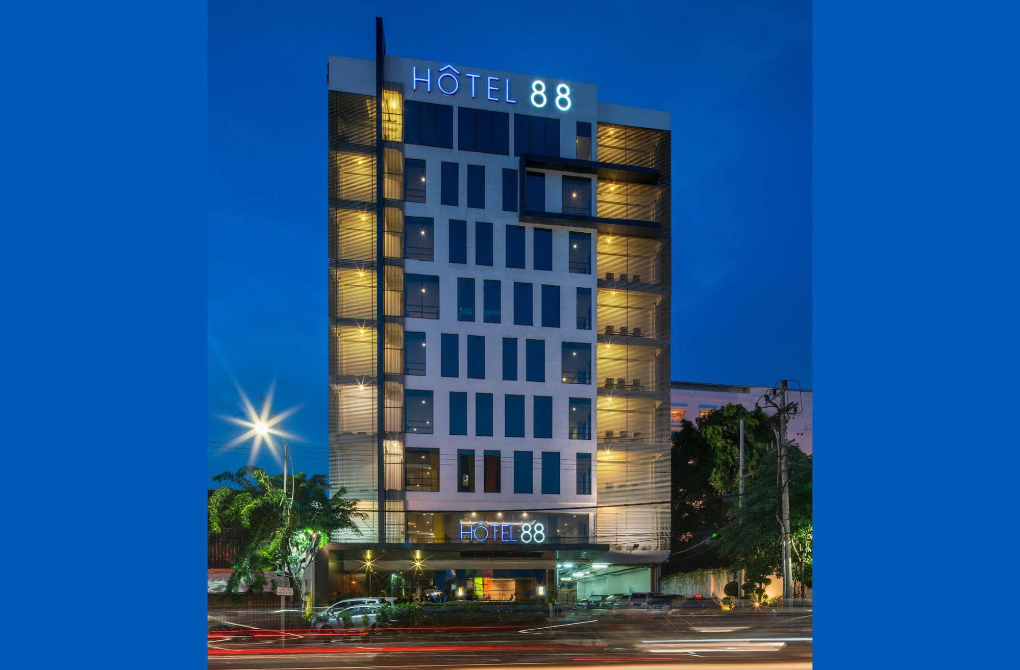 Hotel 88 Embong Malang Tunjungan Surabaya By Wh - Breakfast With The Best View On The Highest Floor And Strategic Location In The City Center Buitenkant foto