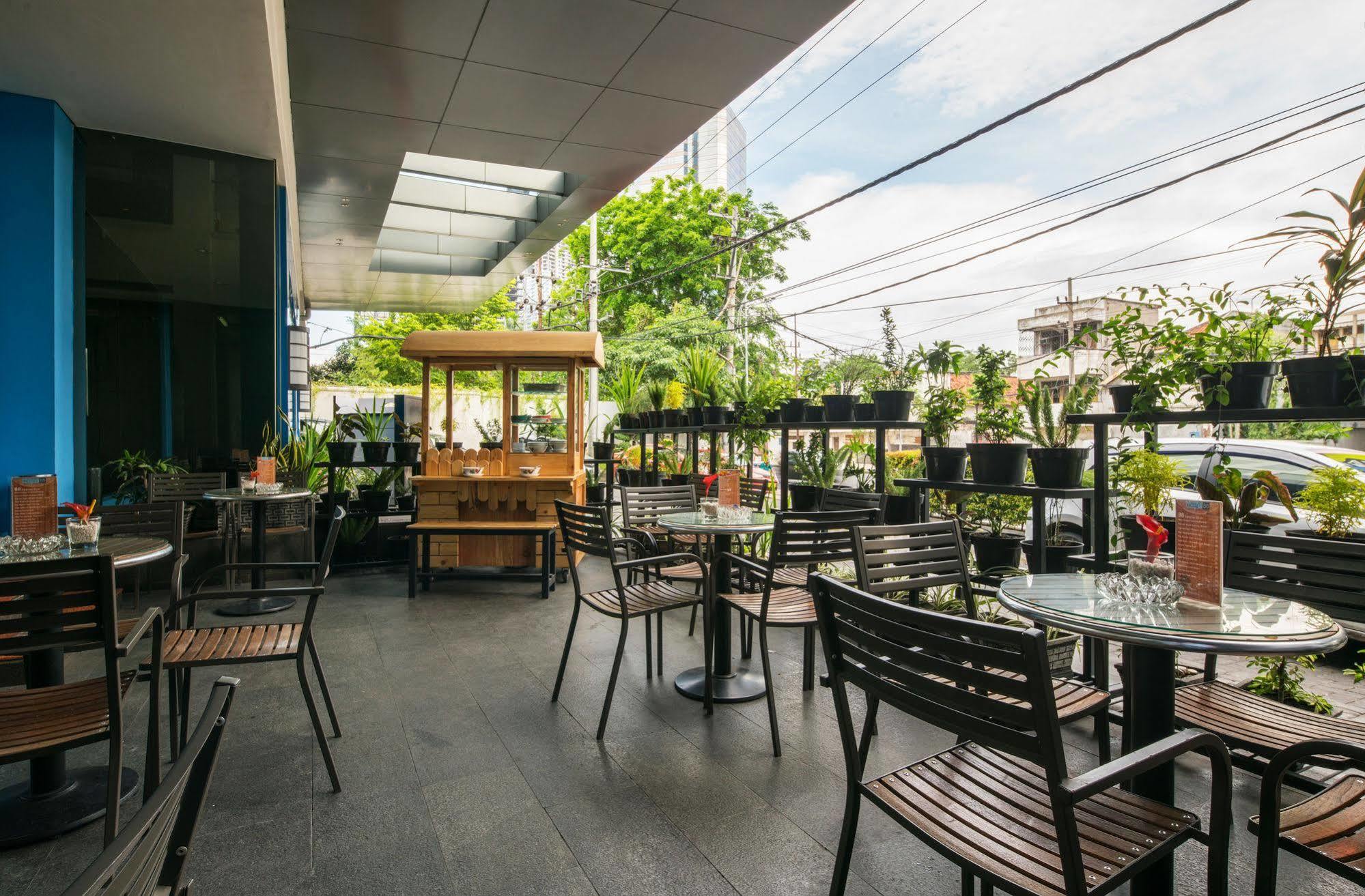 Hotel 88 Embong Malang Tunjungan Surabaya By Wh - Breakfast With The Best View On The Highest Floor And Strategic Location In The City Center Buitenkant foto