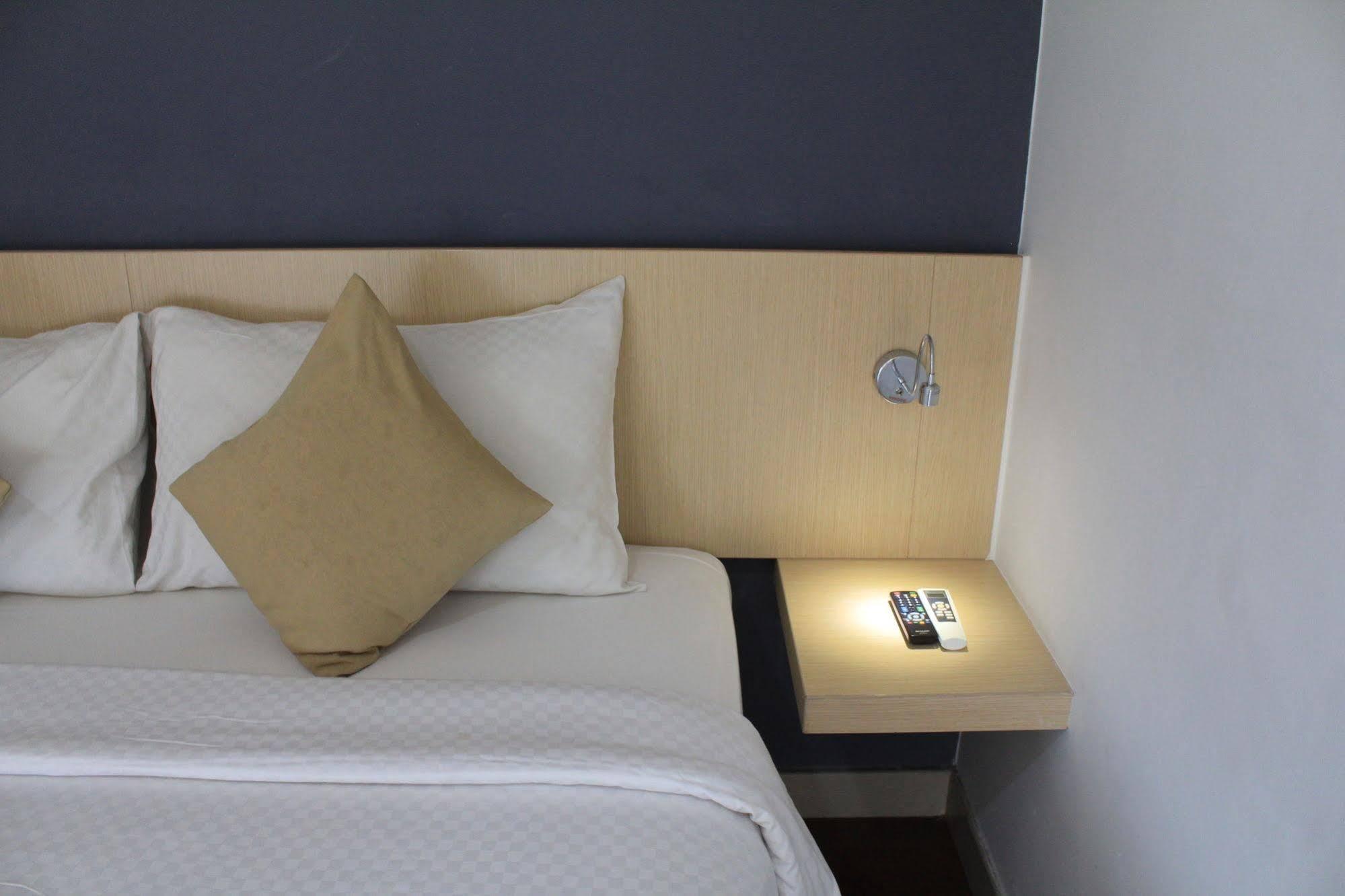 Hotel 88 Embong Malang Tunjungan Surabaya By Wh - Breakfast With The Best View On The Highest Floor And Strategic Location In The City Center Buitenkant foto